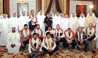 وزير الاعلام ووزير الدولة لشؤون الشباب الشيخ سلمان صباح سالم الحمود الصباح ومنتخب الكويت للرماية والبعثة المرافقة في صورة جماعية